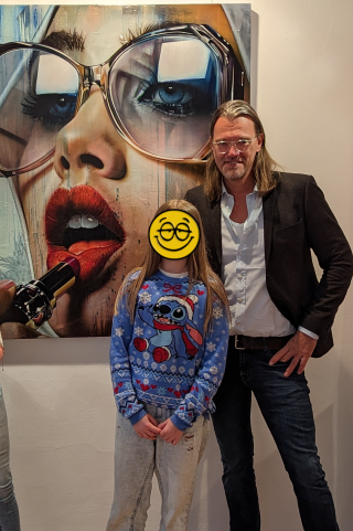 Evi mit dem Künstler Jörg Döring vor einem seiner Werke