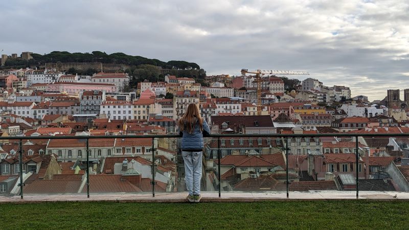 Evi blickt über die Dächer von Lissabon